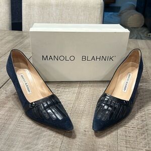 Manolo  Blahnik women’s navy blue suede and leather Nearco pumps